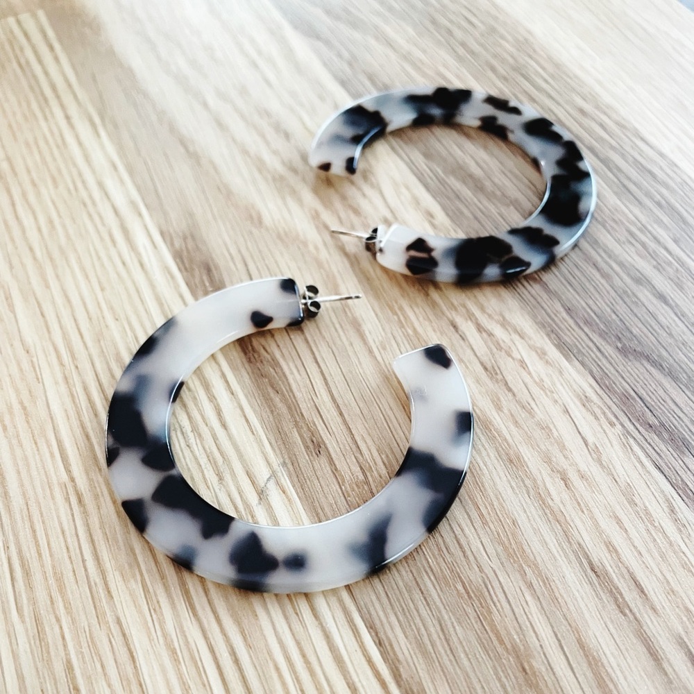 ANTHROPOLOGIE tortoise shell hoop earrings
